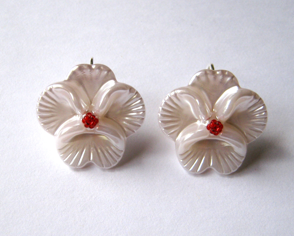 Perlové smetanové,okaté macešky.