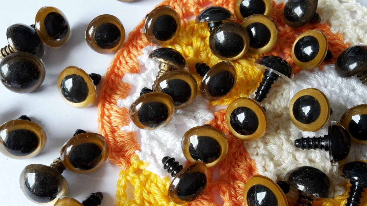 oči zlaté 14mm  OKO019