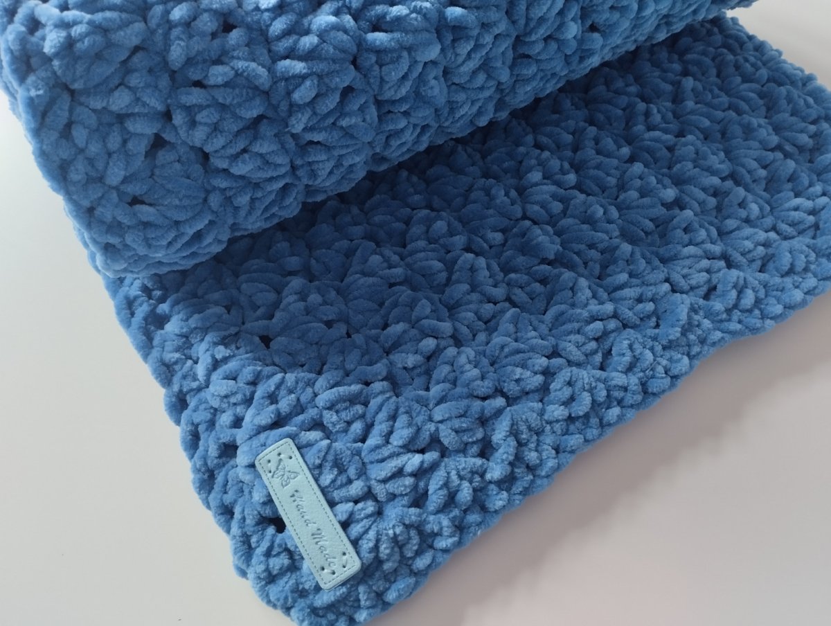 Deka háčkovaná modrá z měkké a teplé příze 75x68cm