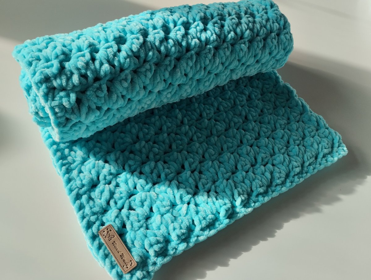 Deka háčkovaná z měkké teplé příze81x75cm