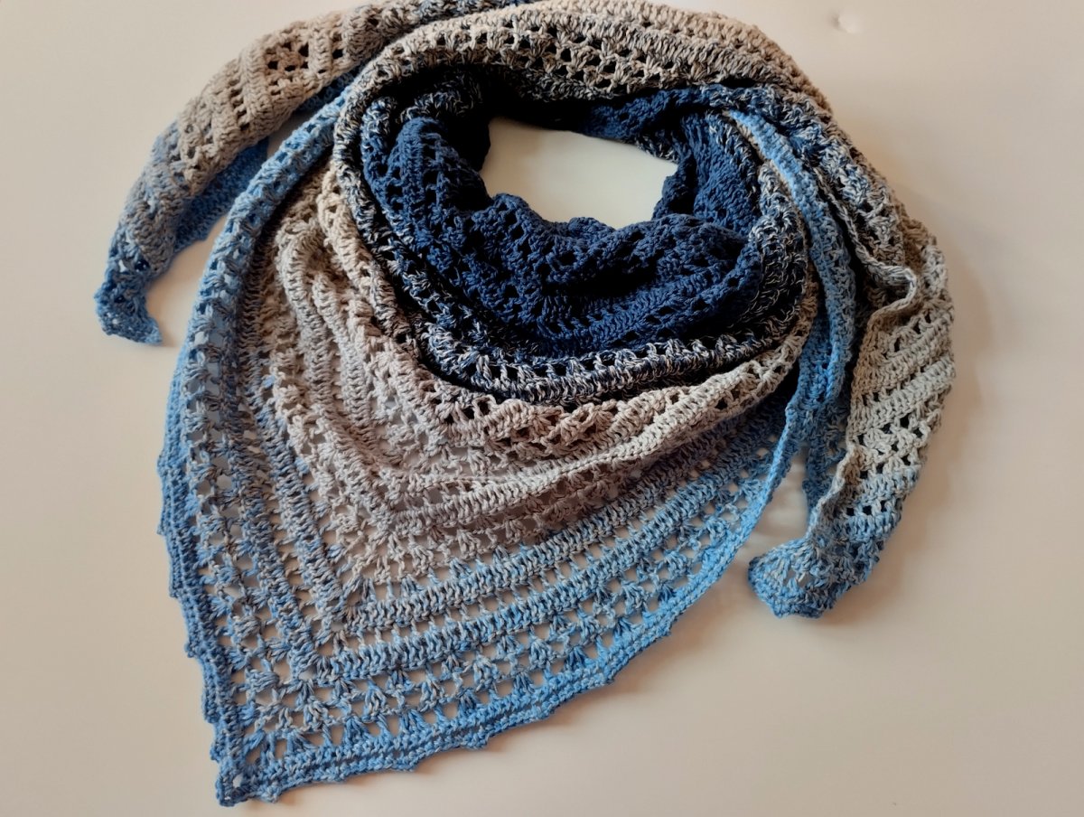 Šátek-pléd háčkovaný "V modrých tónech s béžovou" 