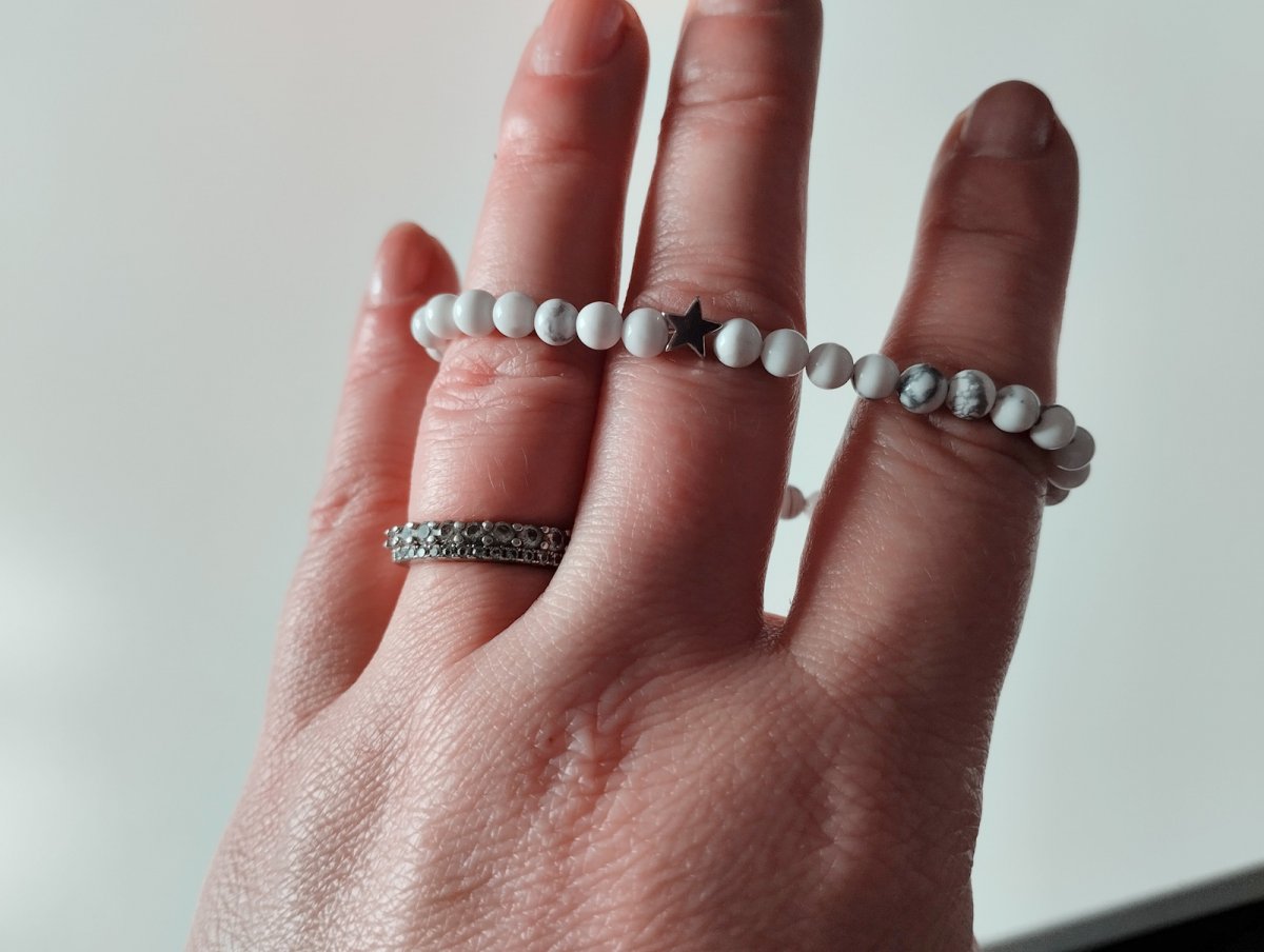 Náramek z minerálu magnezit s nerezovou hvězdičkou