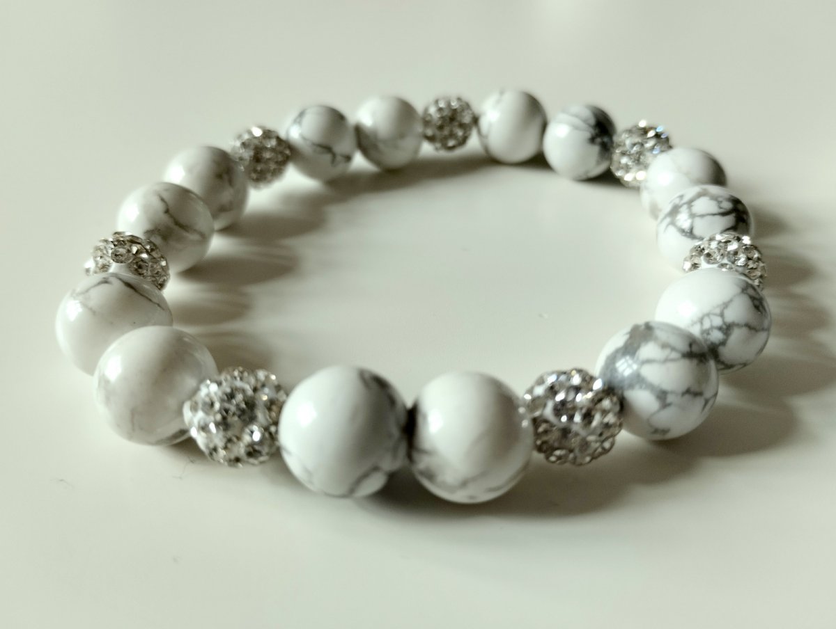 Náramek z minerálu magnezit se štrasovými koulič.