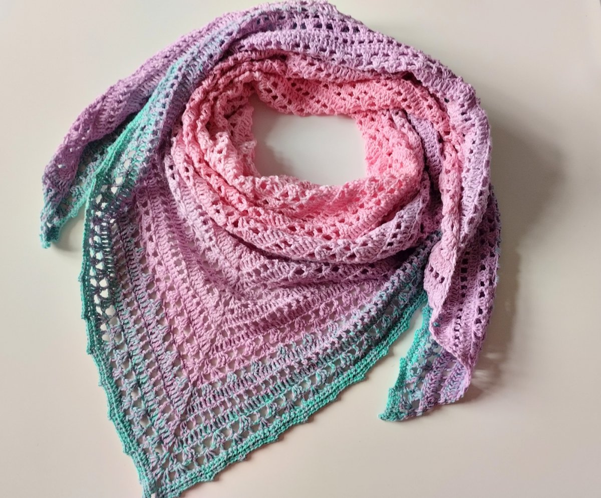 Šátek háčkovaný "Hra pastelů"