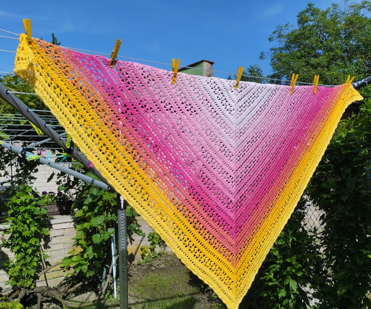 Šátek  háčkovaný "Slunce v pivoňkách"