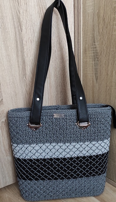Háčkovaná větší taška