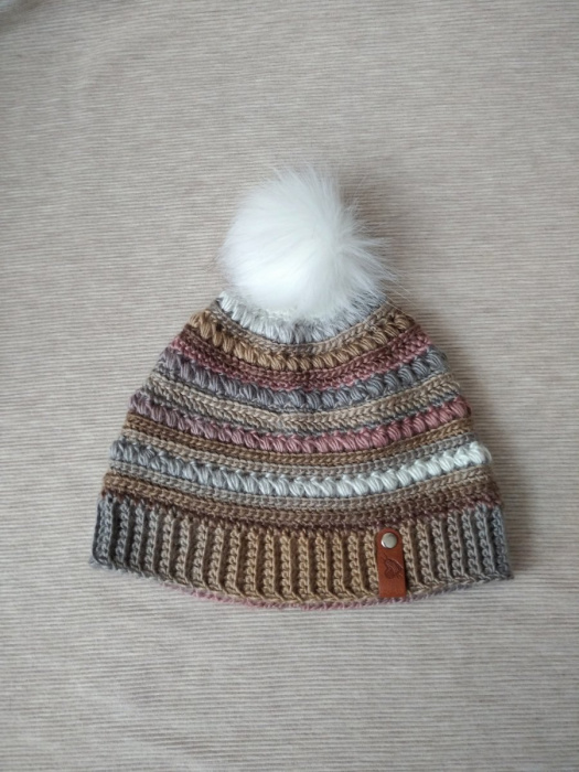 Háčkovaná čepice s bambulí