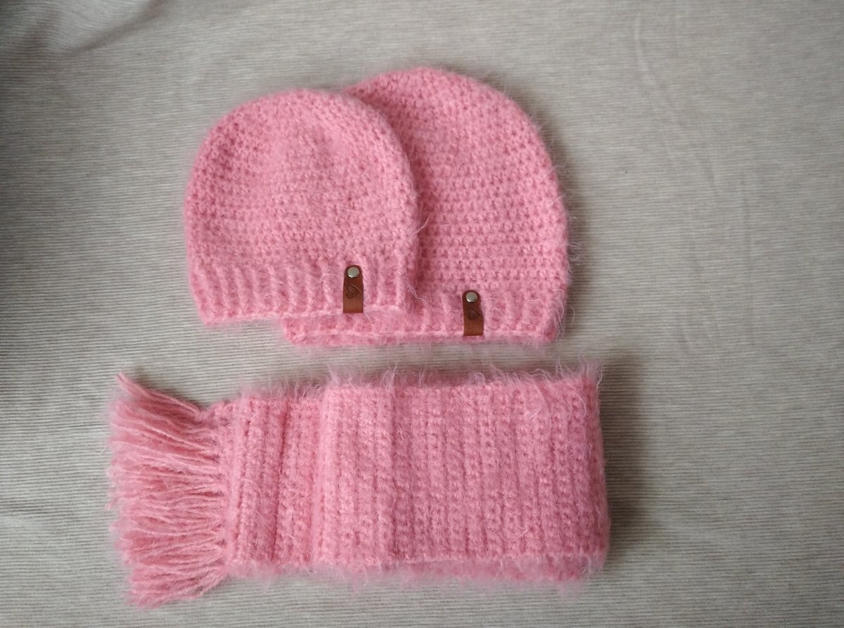 Háčkované čepice a šála