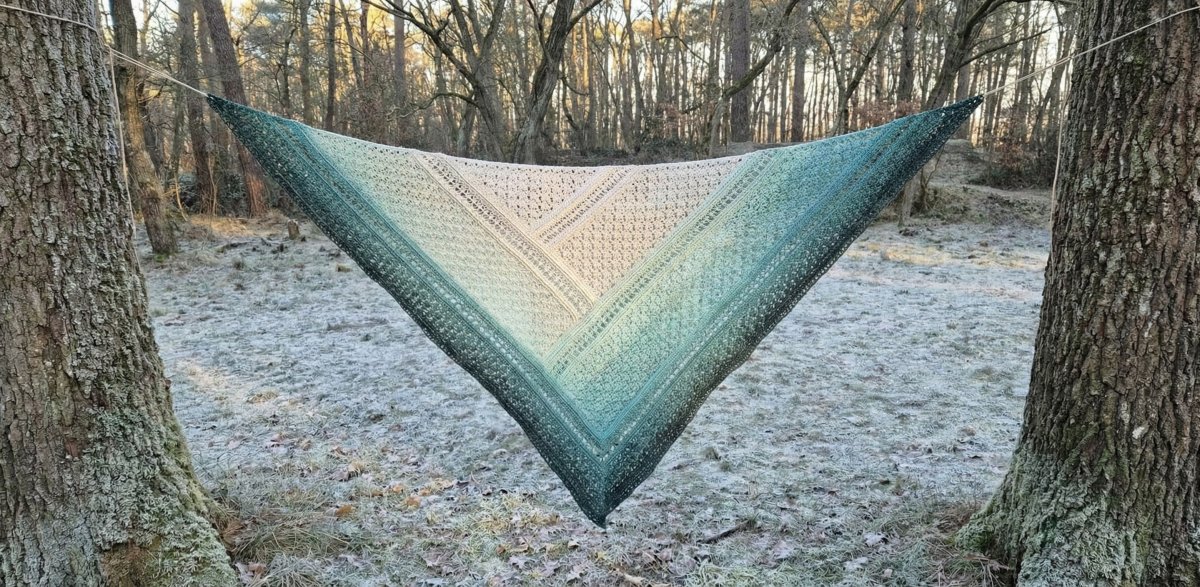 Trojúhelníkový šátek Mrazivý květ