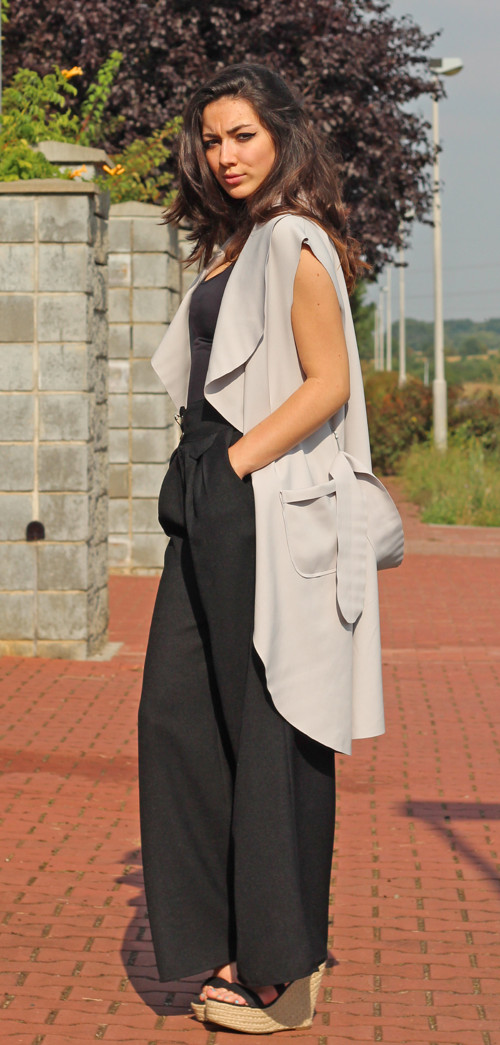 Světlešedá oválná vesta