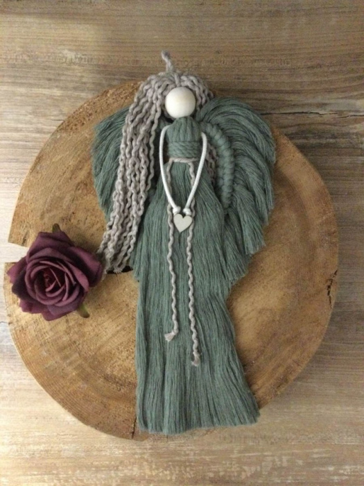 Macramé andělka v boho stylu - zelená ( sage ).