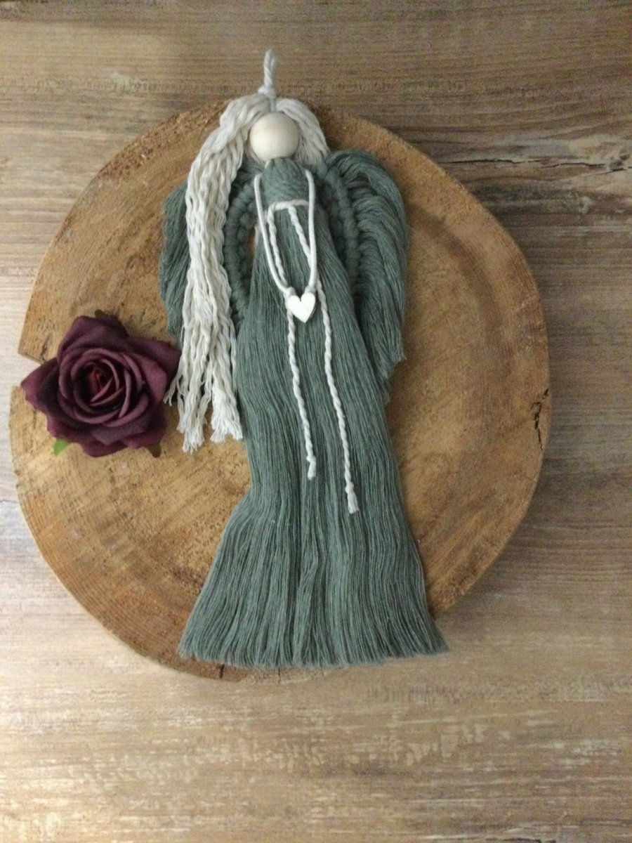 Macramé andělka v boho stylu - zelená ( sage ).