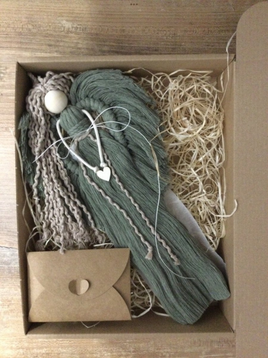 Macramé andělka v boho stylu v dárkovém setu - zelená odstín Sage.