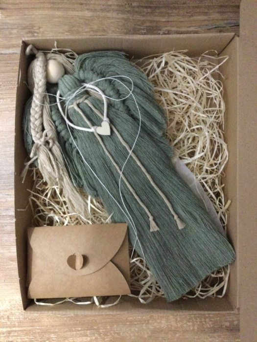 Macramé andělka v boho stylu v dárkovém setu - zelená odstín Sage.