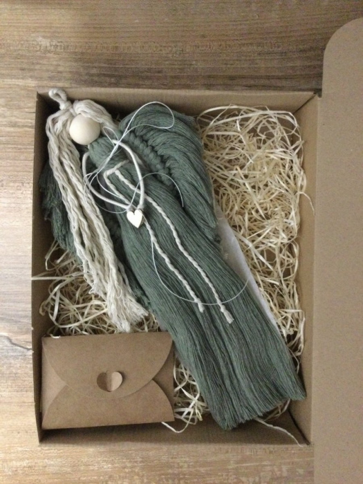 Macramé andělka v boho stylu v dárkovém setu - zelená odstín Sage.