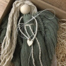 Macramé andělka v boho stylu v dárkovém setu - zelená odstín Sage.