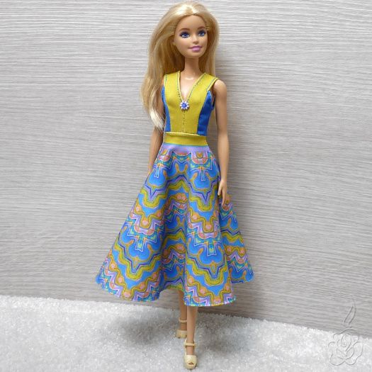 Barevné šaty pro Barbie