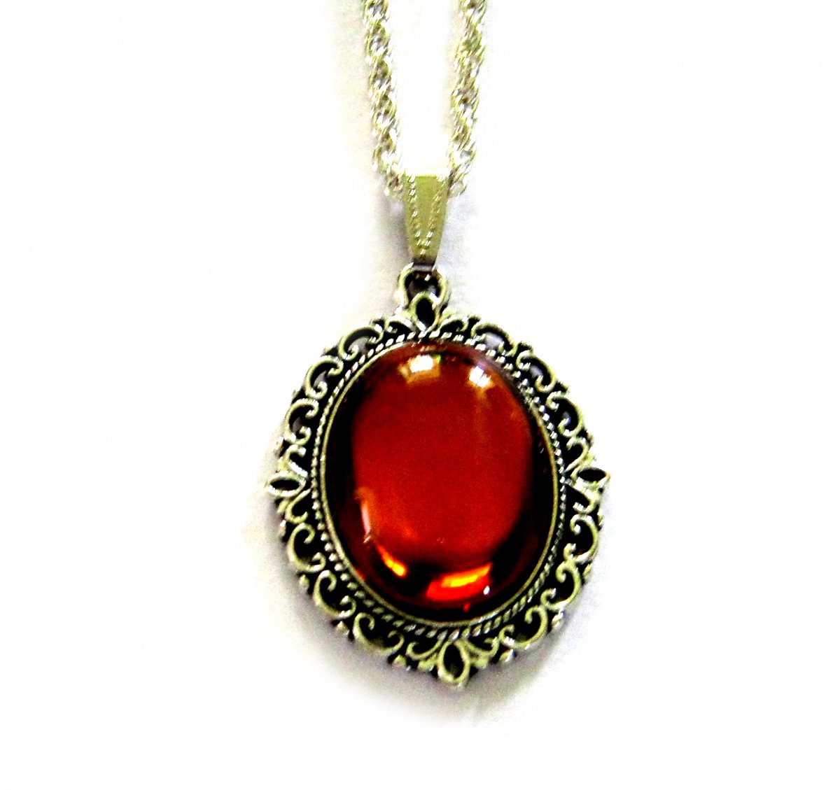 Přívěsek v barvě jantaru.