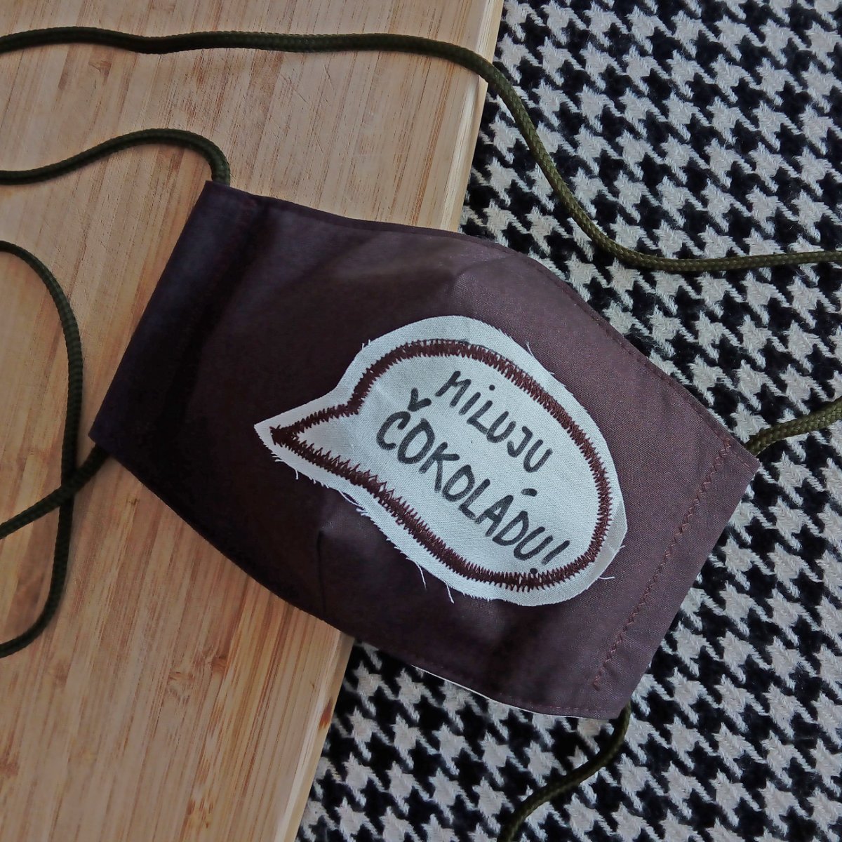 Hnědá rouška s nápisem Miluju čokoládu!