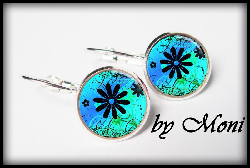 Květiny v trávě - modré