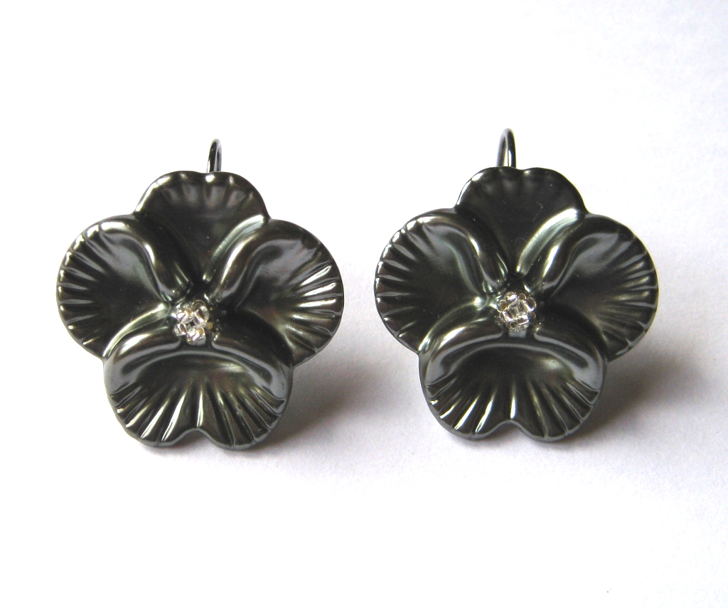 Perlové temnošedé macešky.