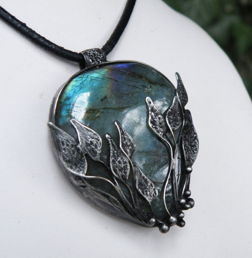 V listoví...(labradorit xxl)