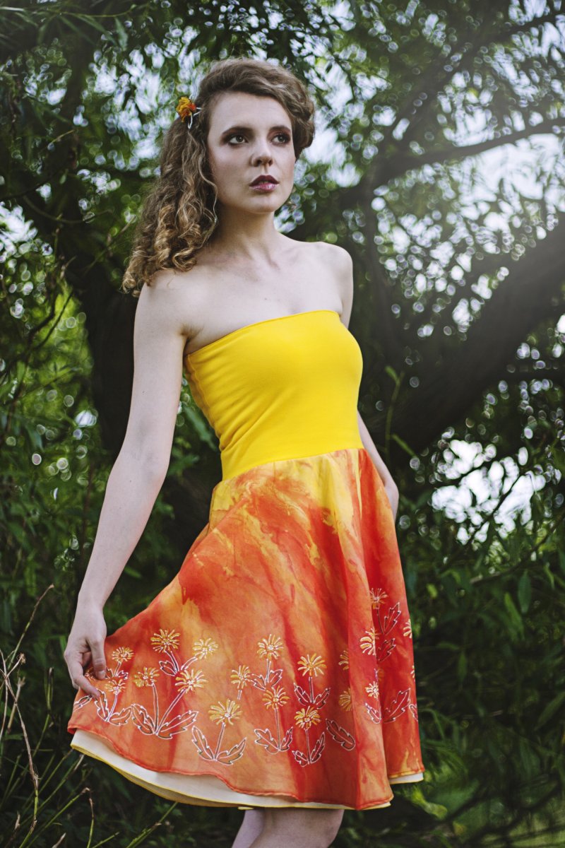 Šaty s malovanou hedvábnou sukní