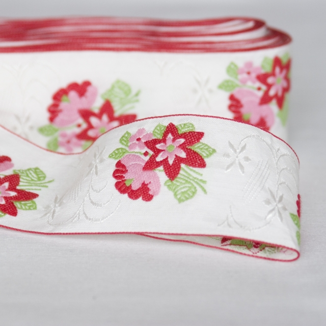 Bavlněná stuha s červenou výšivkou.