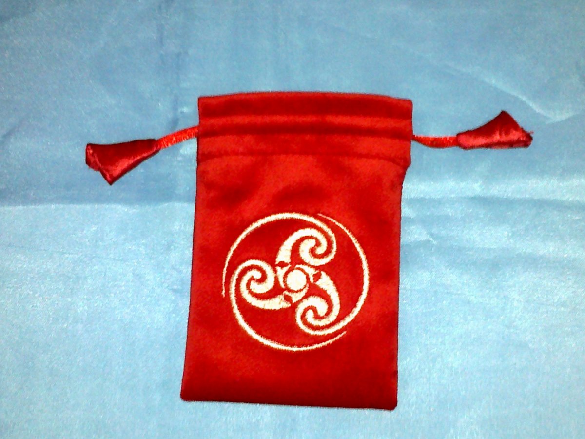 Sametový pytlík s výšivkou