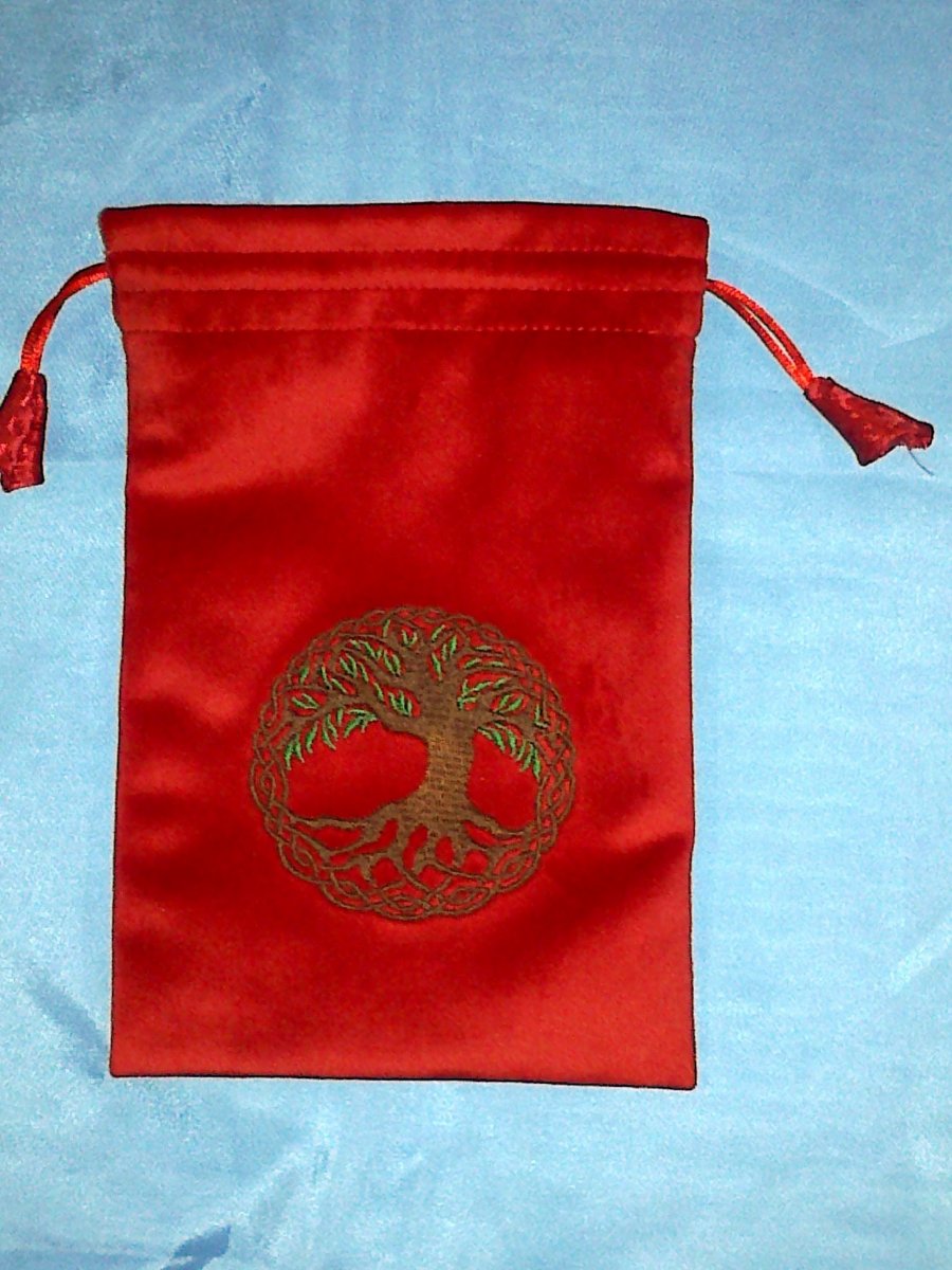 Sametový pytlík s výšivkou