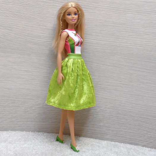 Barevné šatičky pro Barbie