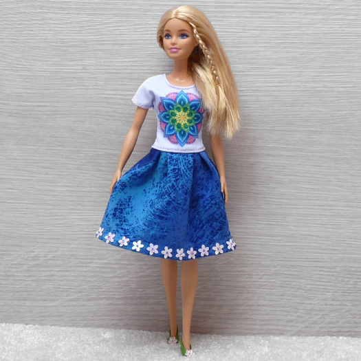 Barevné šatičky pro Barbie