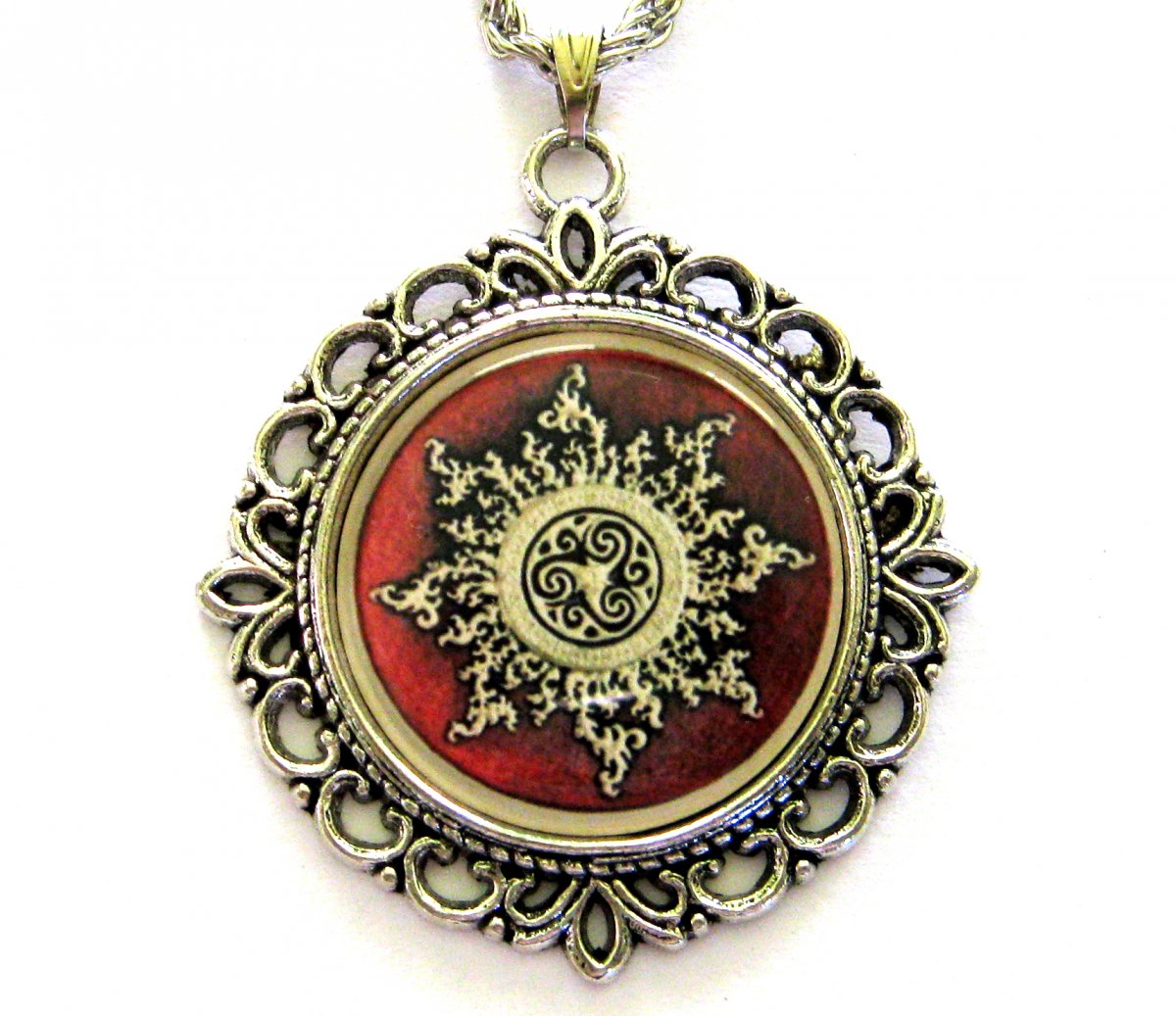 Keltské slunce s triskelem.