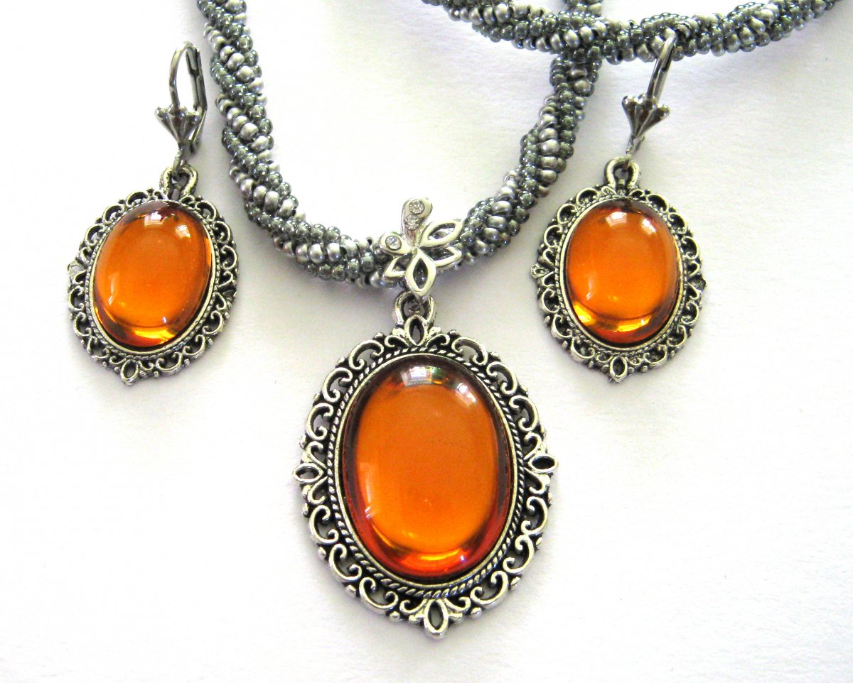  	 V barvě jantaru na rocailovém náhrdelníku. 