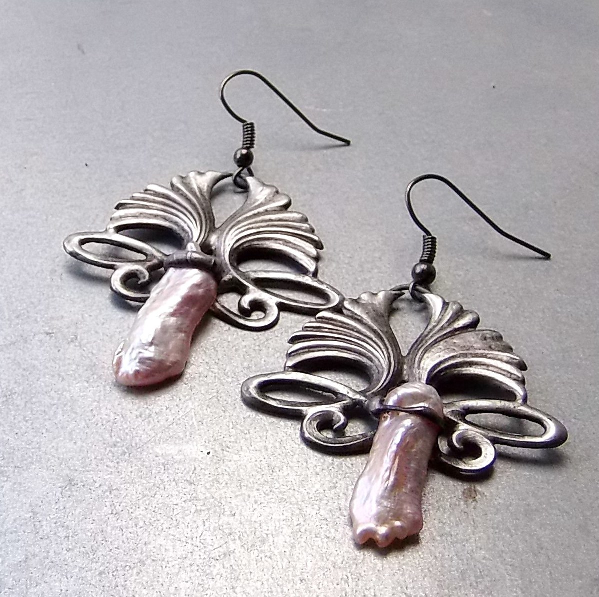 Secese s růžovou perlou