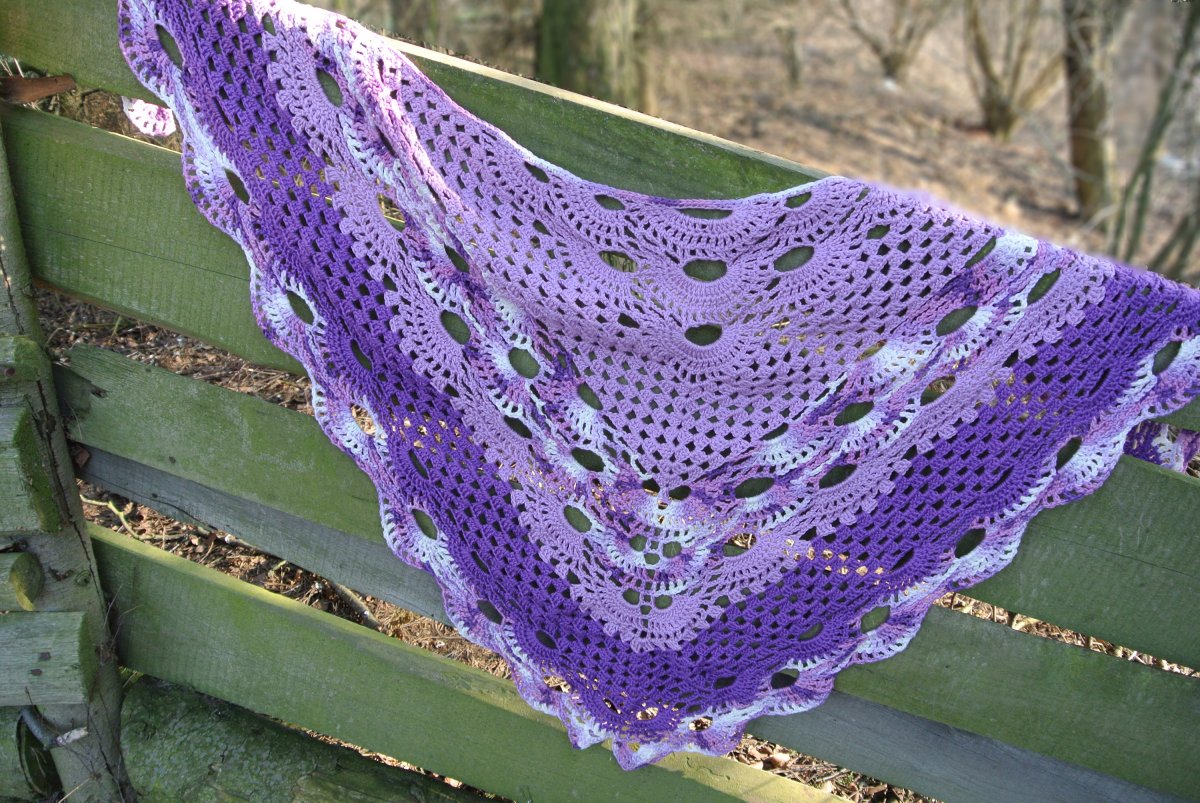 Háčkovaný šátek/pléd v tónech levandule