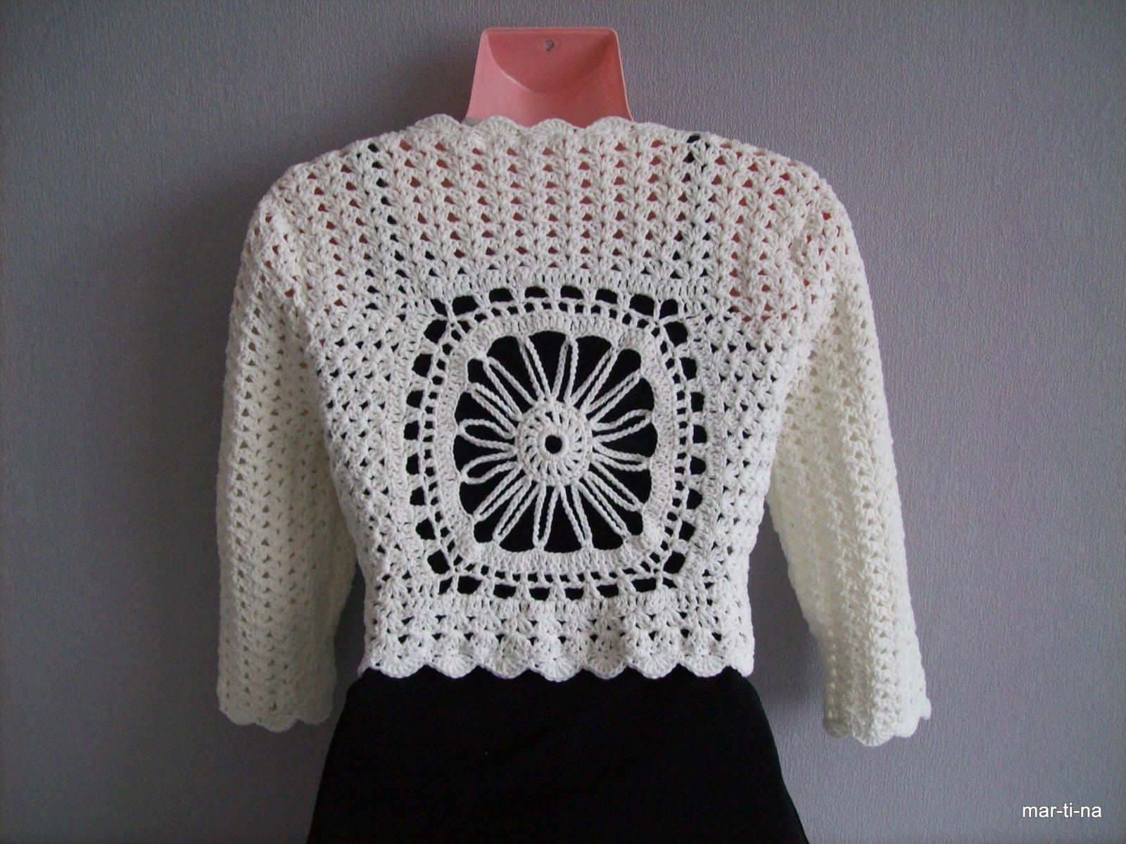 Háčkovaný svetřík