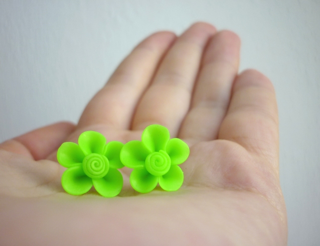 Neonové zelené květiny  - fimo náušnice