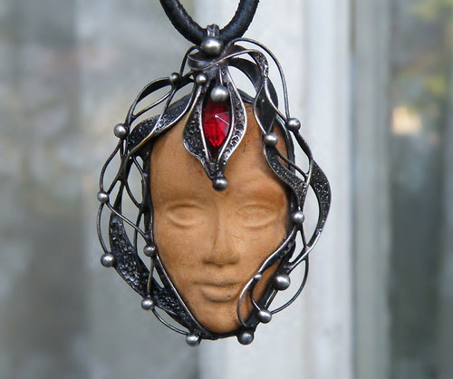 Lilith...královna upírů...(keramika, sklo) 