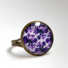 Květovaný fialový prsten