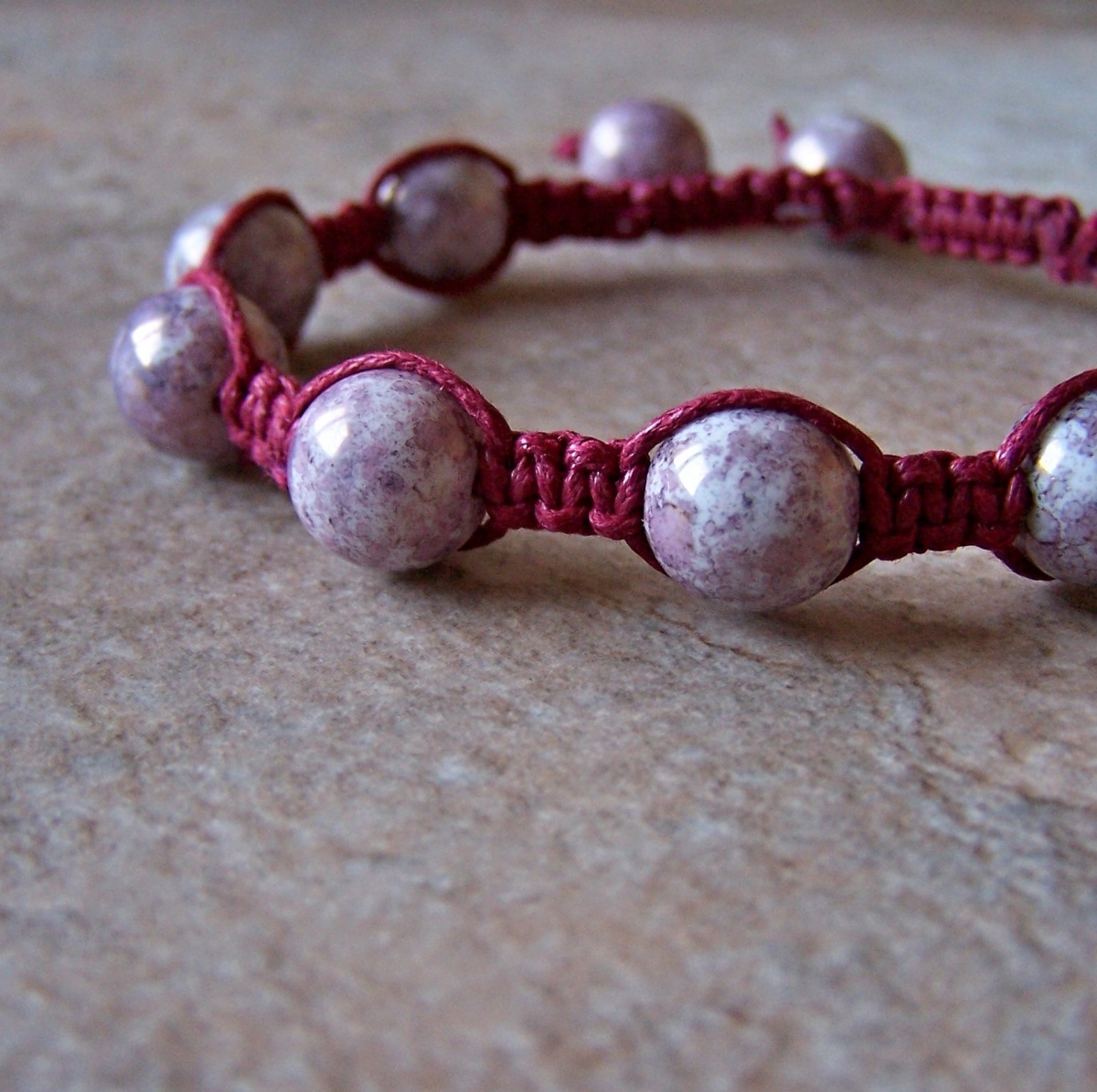 Náramek macramé/shamballa - bordó