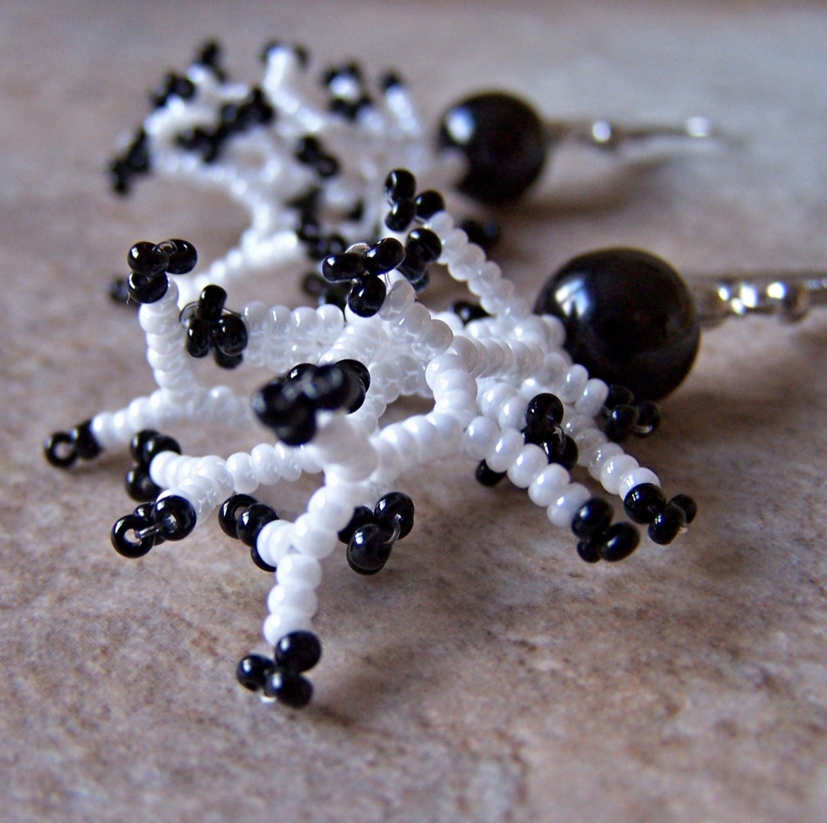 Náušnice v černobílém provedení