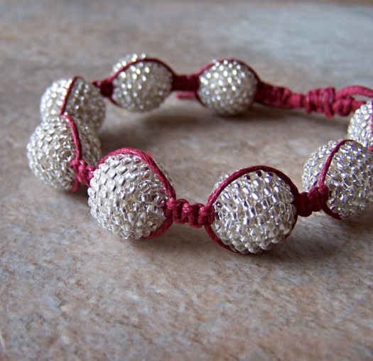 Náramek shamballa z obšitých kuliček