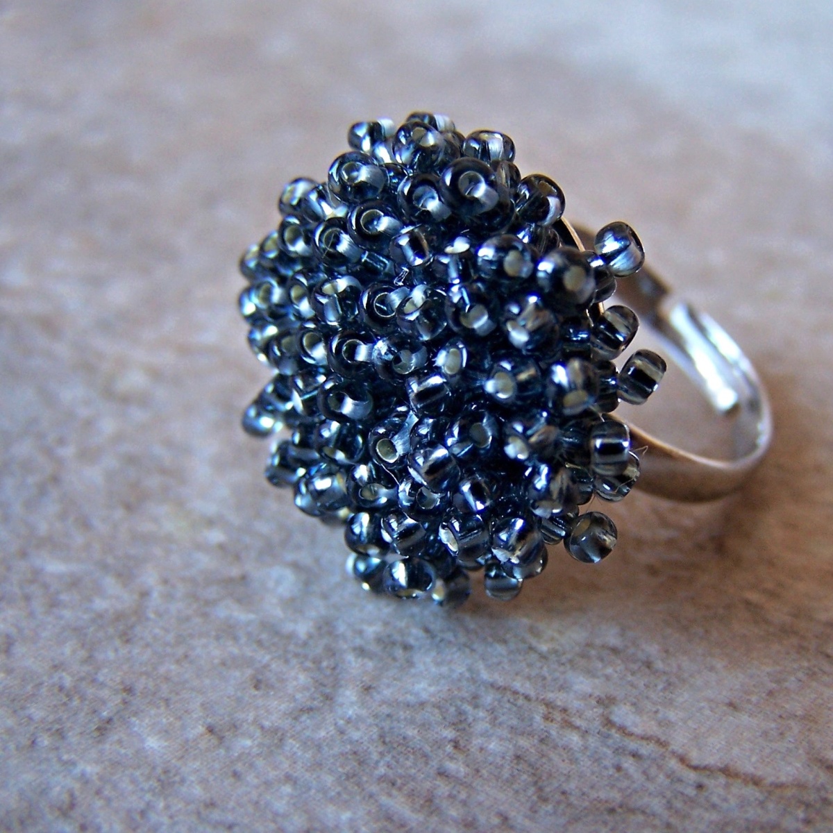 Ježatý prstýnek - šedý