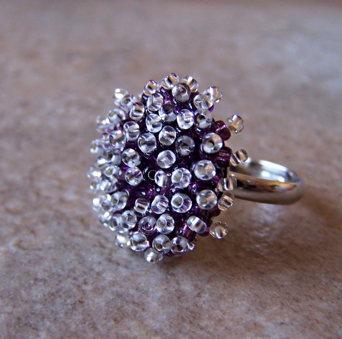 Ježatý prstýnek - fialkovo stříbrný