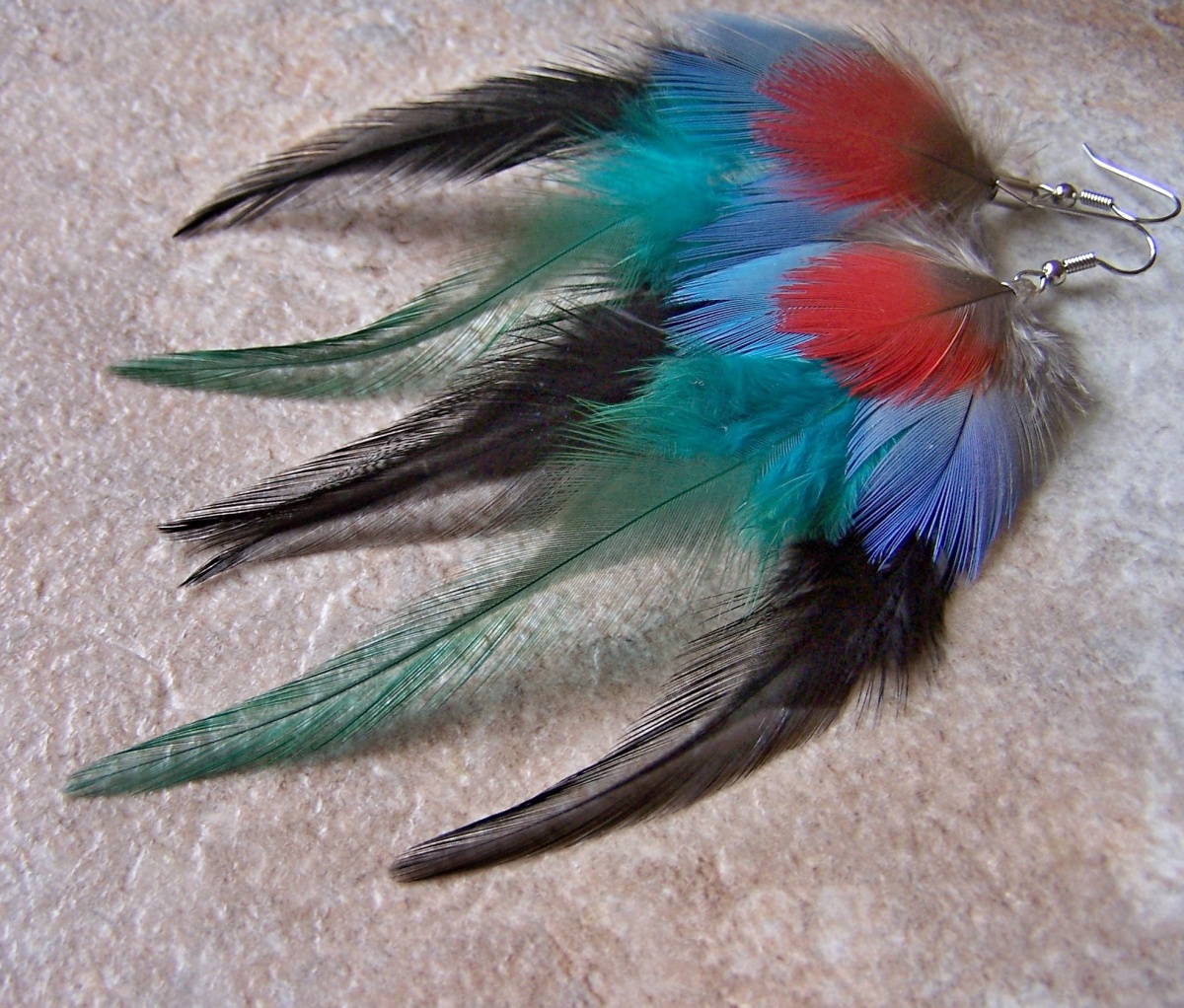 Náušnice z barevných peříček