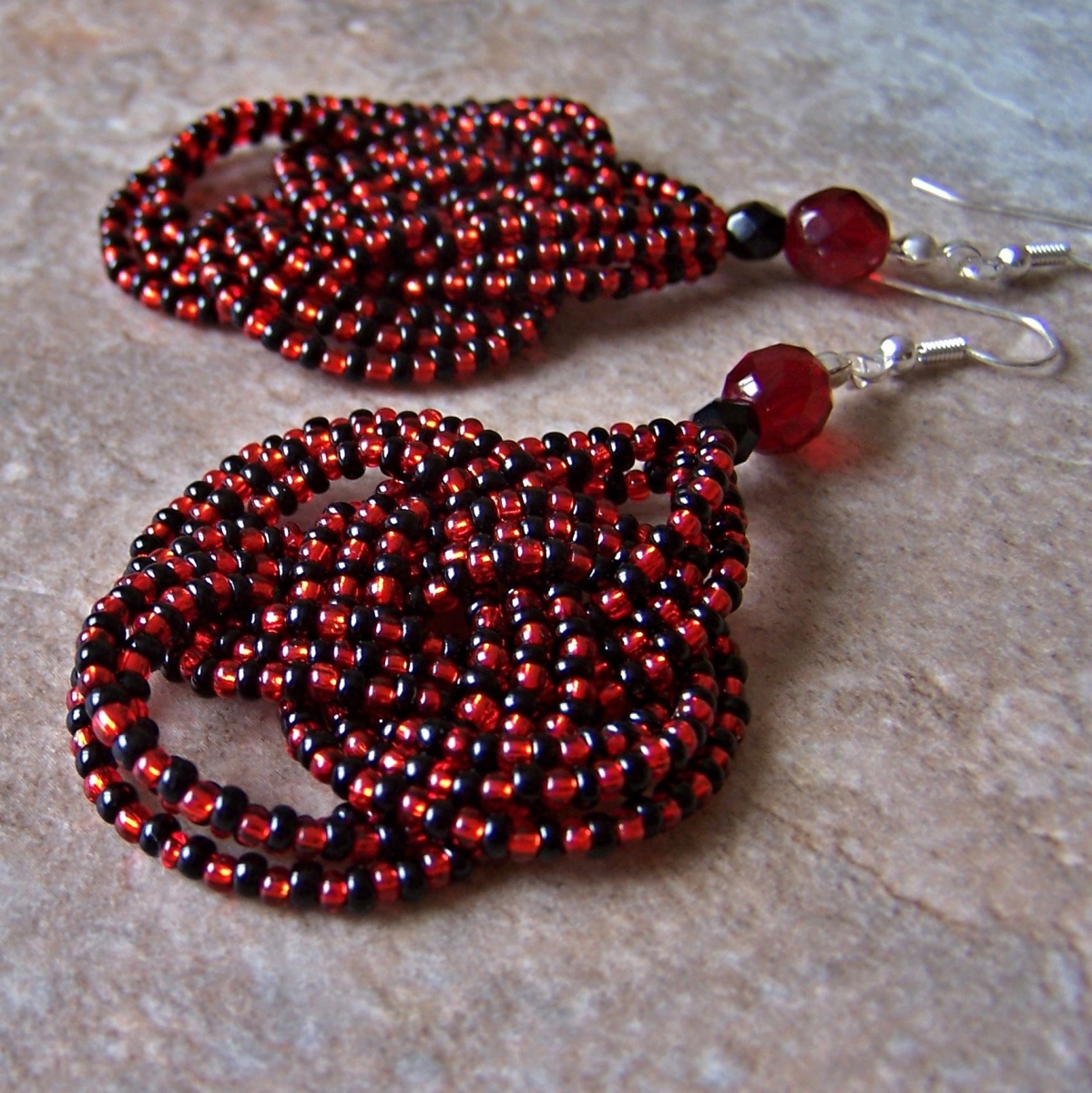 Červeno-černé náušnice z ozdobného uzlu