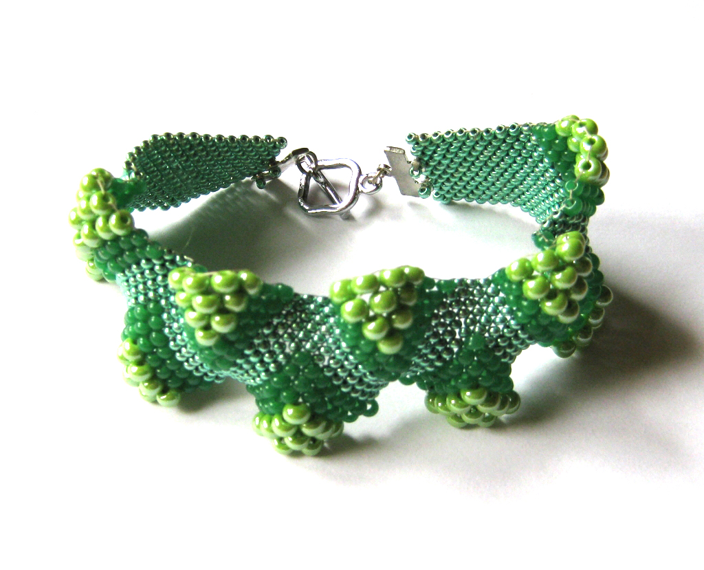 Zelené krokodýlí zuby.