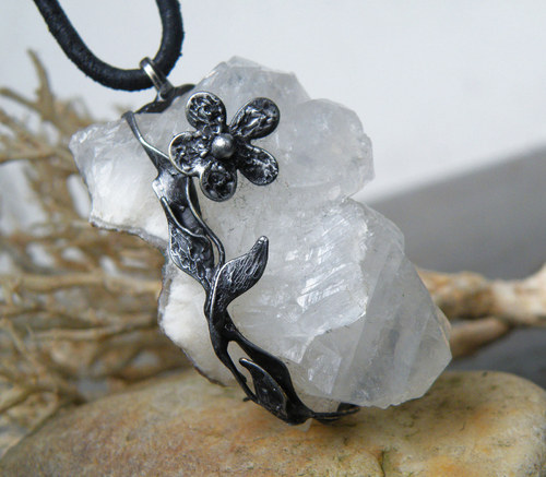 Vykvetla z kamene...(Zeolit)