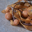 Dekorační závěs z obšívaných kuliček